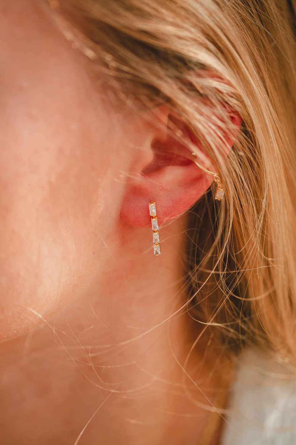 BRINCO ZIRCONIA LONGO FOLHEADO A OURO 18K