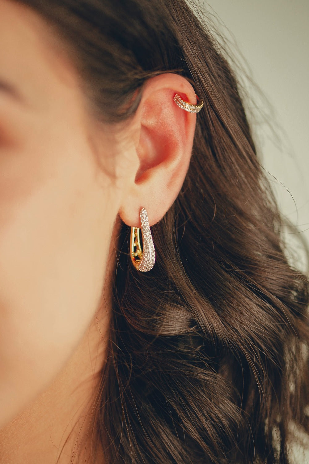 BRINCO DE ARGOLA LUXO CRAVEJADA DE ZIRCÔNIAS CRISTAIS FOLHEADO A OURO 18K