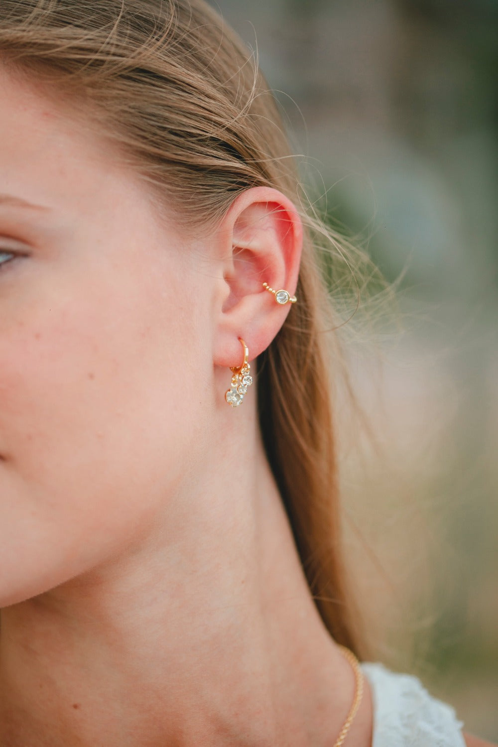 BRINCO ARGOLA COM PÊNDULOS EM ZIRCÔNIA FOLHEADO A OURO 18K