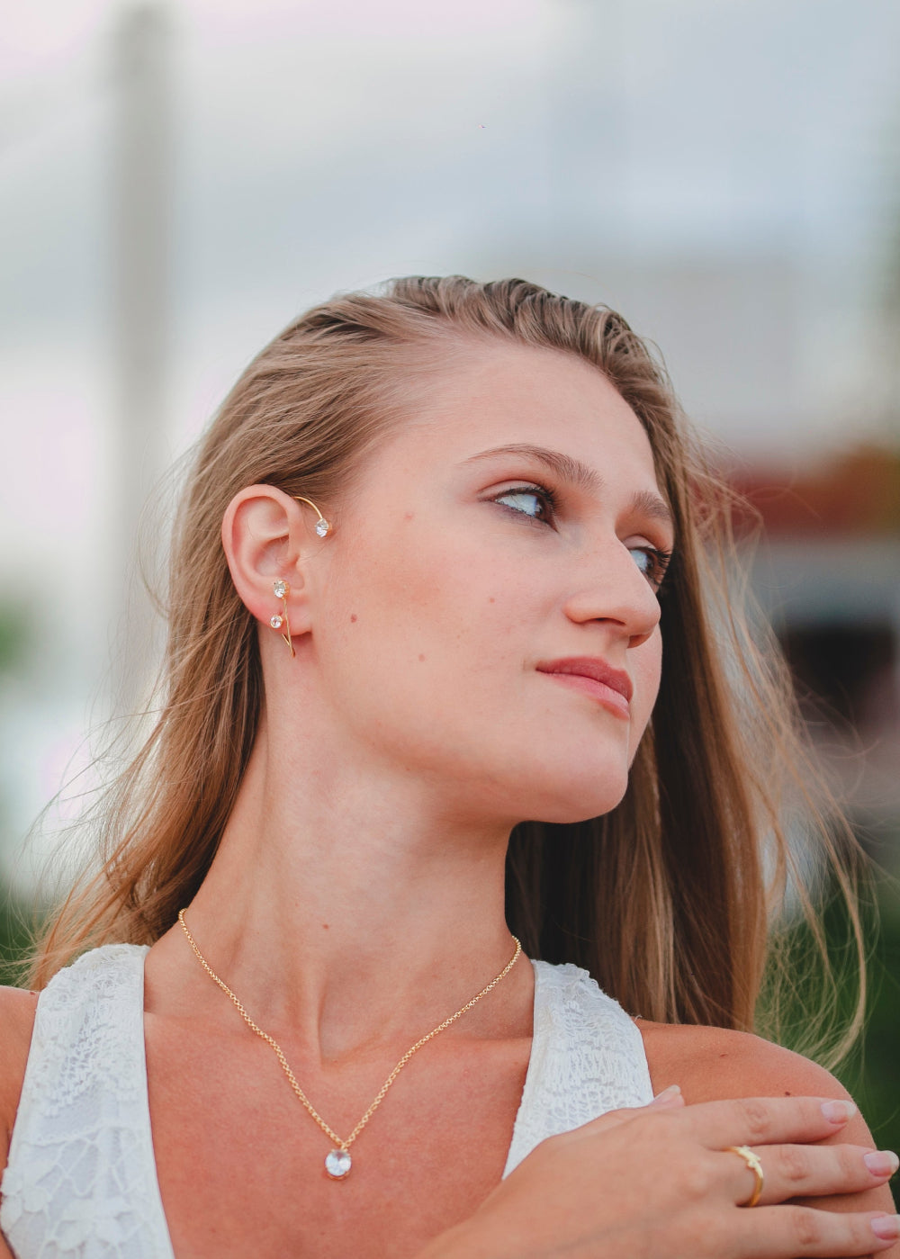 BRINCO PONTO DE ZIRCÔNIA GRANDE FOLHEADO A OURO 18K