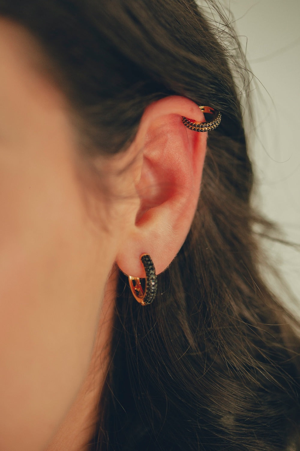 BRINCO DE ARGOLA GRANDE CRAVEJADA DE ZIRCONIAS NEGRAS FOLHEADO A OURO 18K