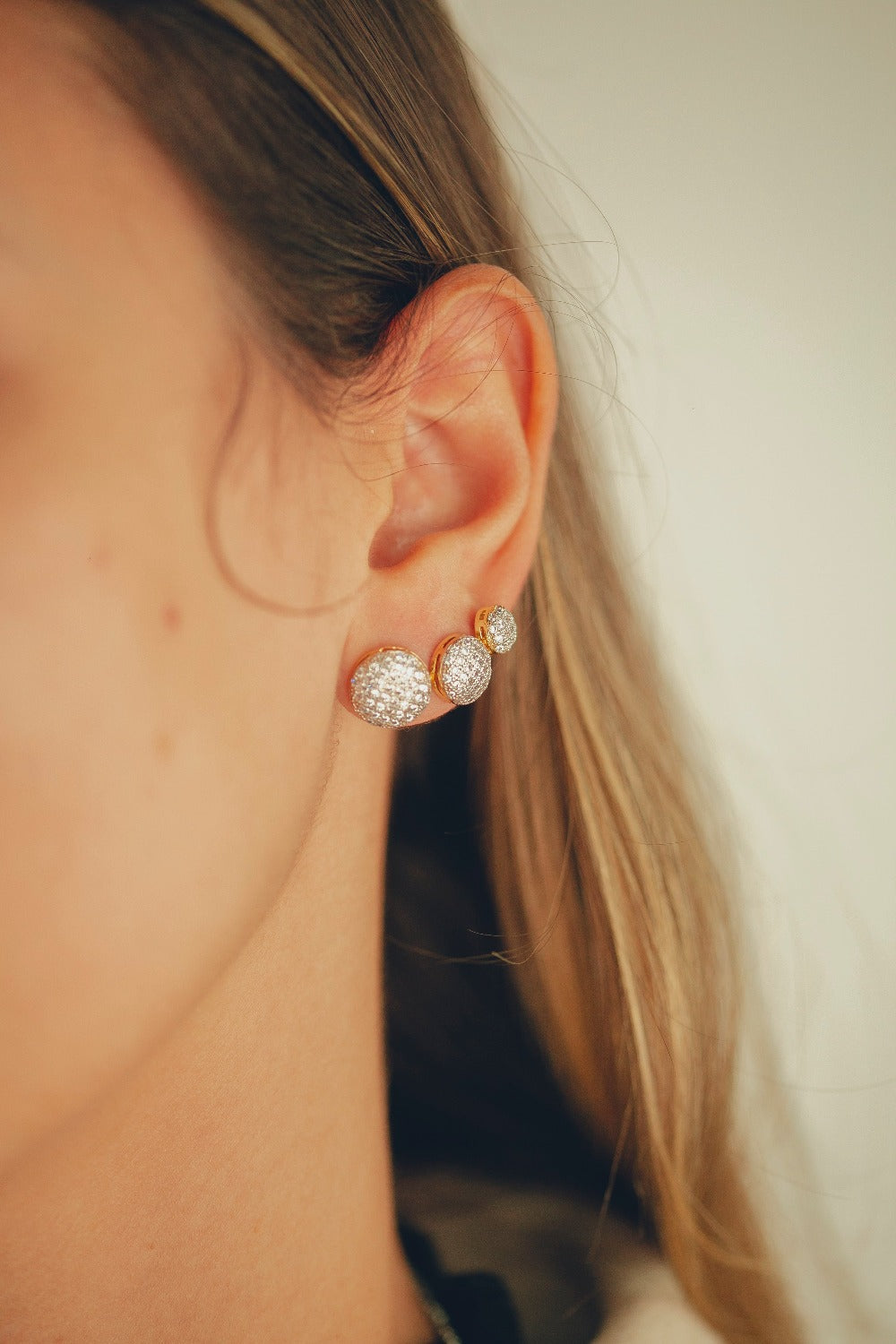 BRINCO DE BOTÃO MEDIO CRAVEJADA DE ZIRCONIAS FOLHEADO A OURO 18K
