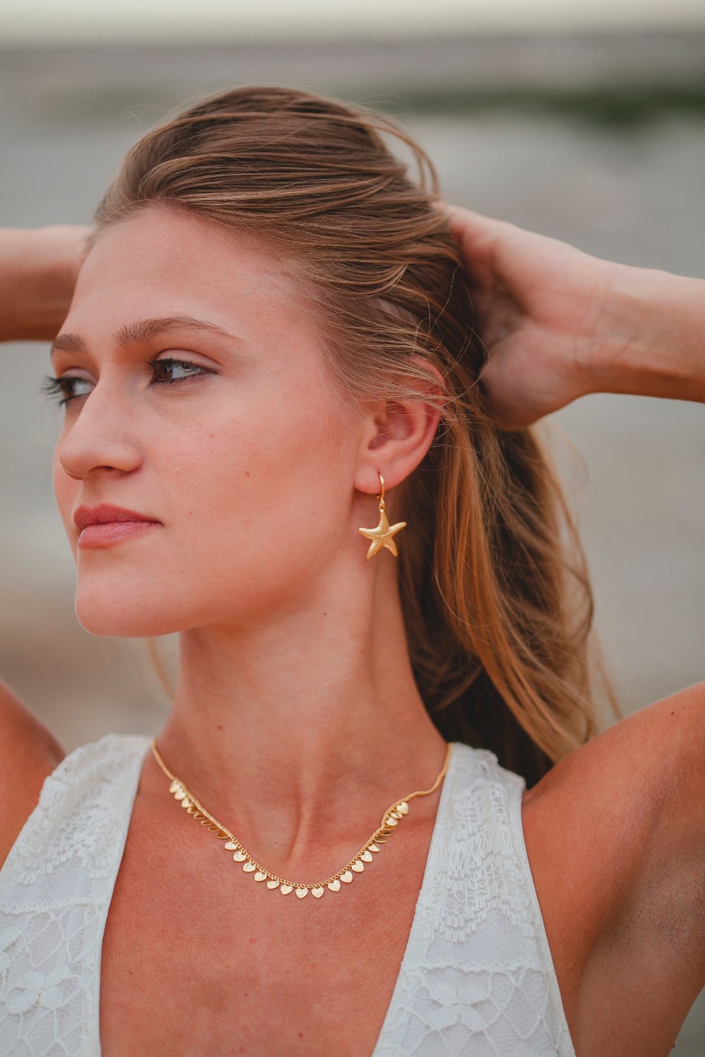 BRINCO DE ARGOLA FECHADA COM ESTRELA DO MAR MÉDIA FOLHEADO A OURO 18K