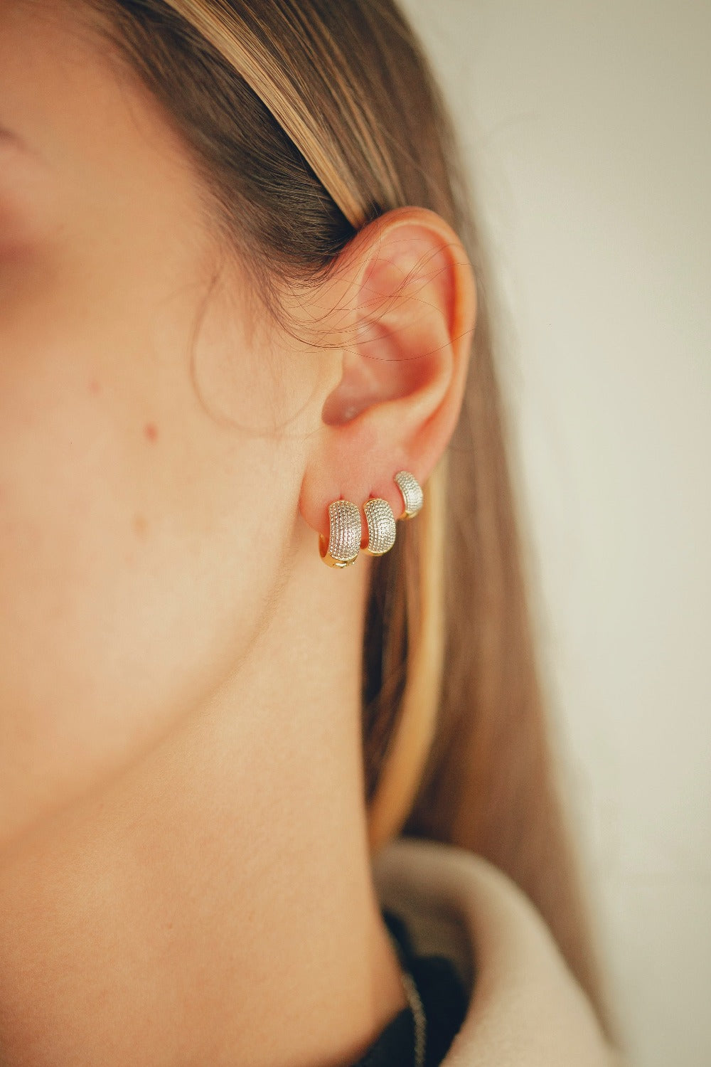 BRINCO DE ARGOLA MEDIA LARGA FOLHEADO A OURO 18K