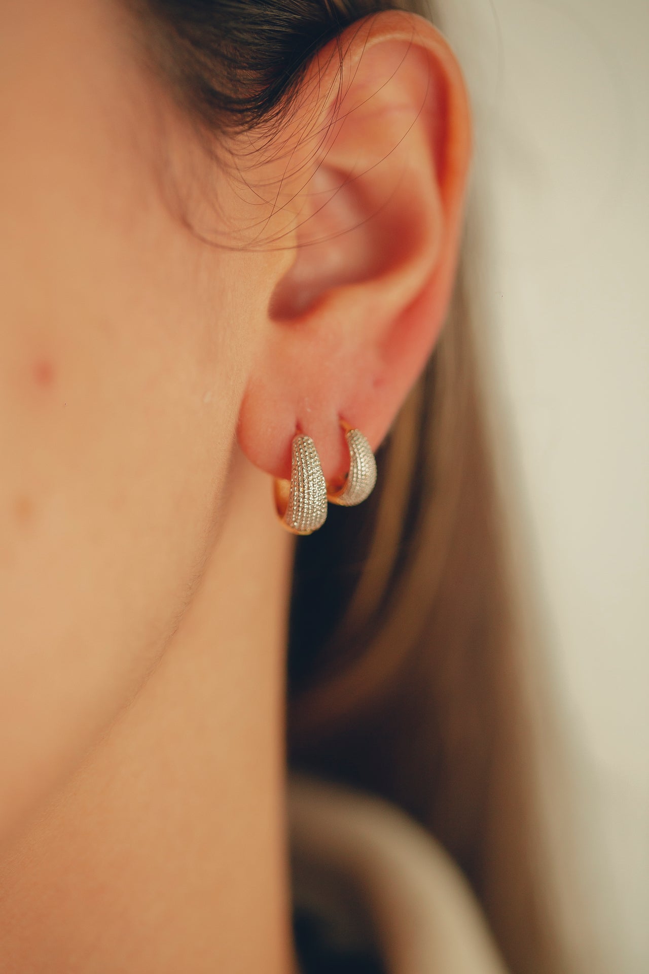 BRINCO DE ARGOLA ESTILO GOTA DE CLICK FOLHEADO A OURO 18K