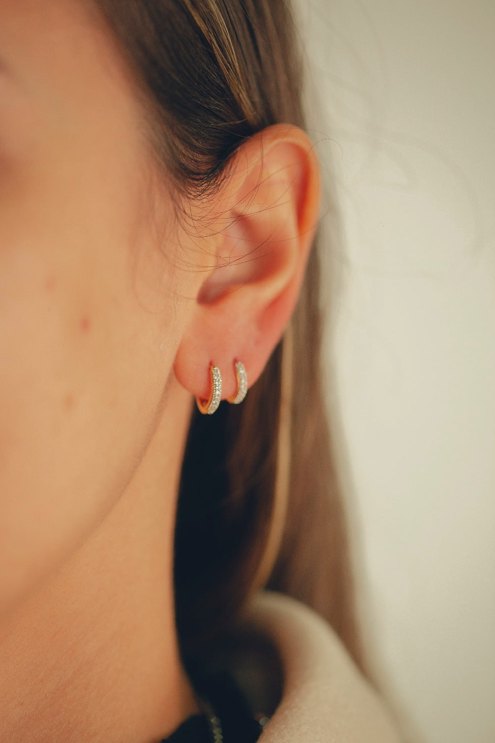 BRINCO DE ARGOLA MINI CRAVEJADA DE ZIRCONIA FOLHEADO A OURO 18K