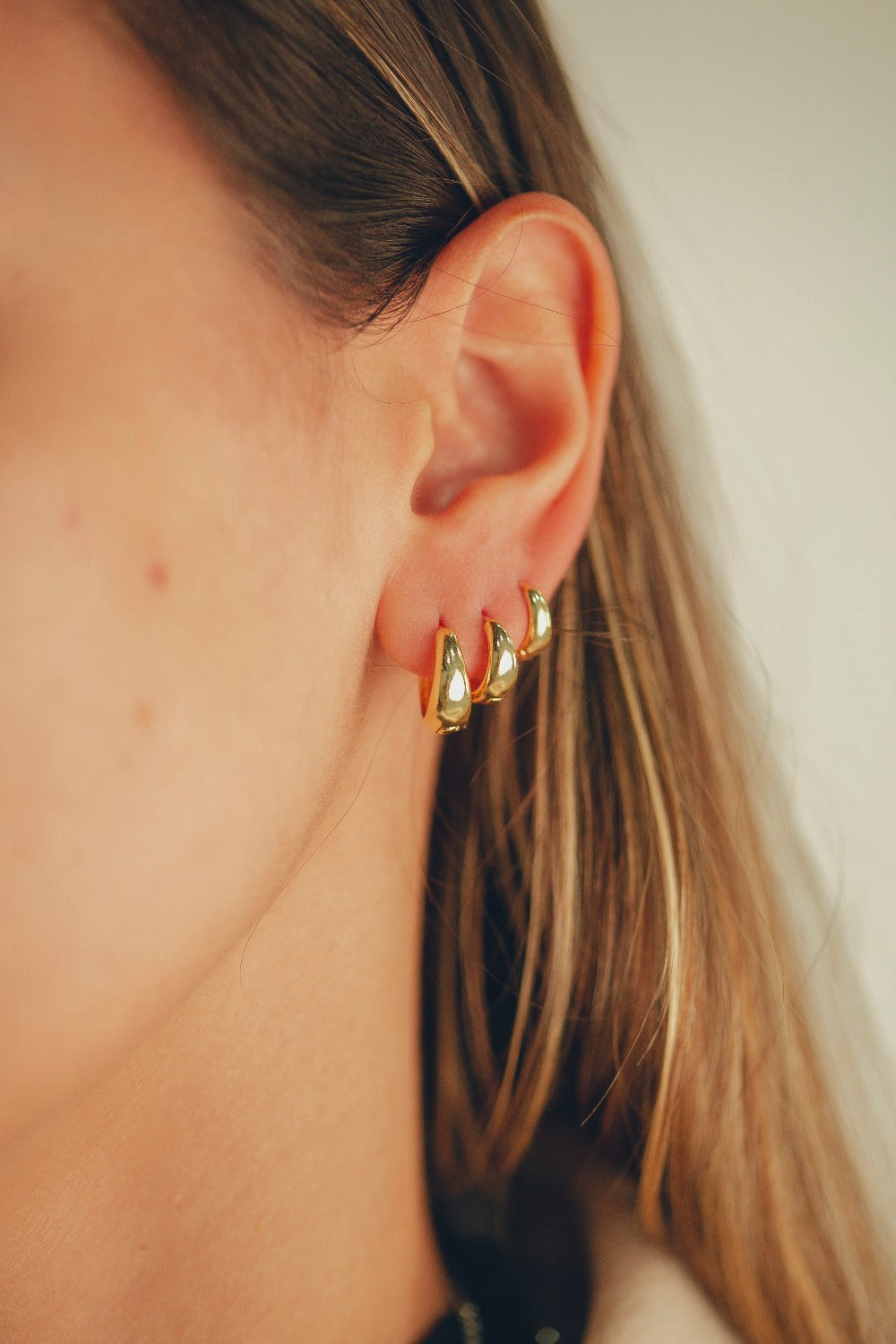 BRINCO DE ARGOLA PEQUENA LISA FOLHEADO A OURO 18K