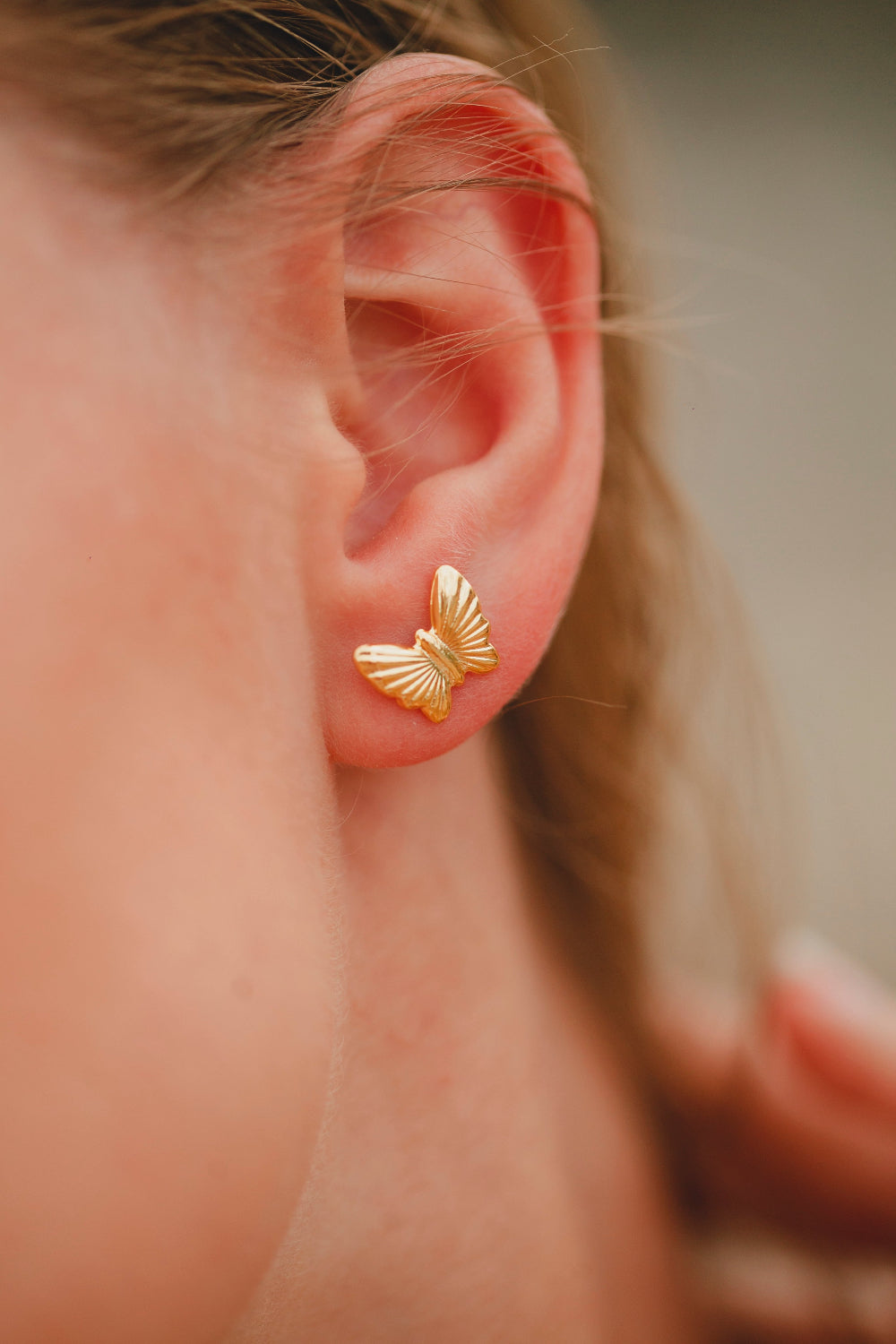 BRINCO DE BORBOLETA MEDIA FOLHEADA A OURO 18K