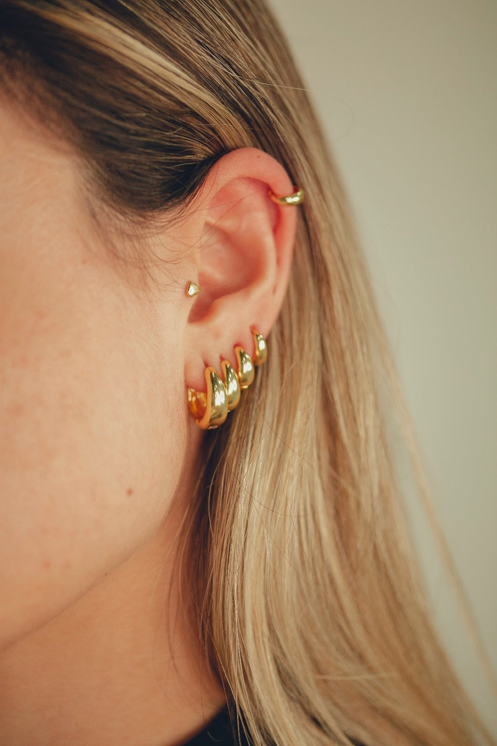 BRINCO DE ARGOLA LISA MINI FOLHEADO A OURO 18K