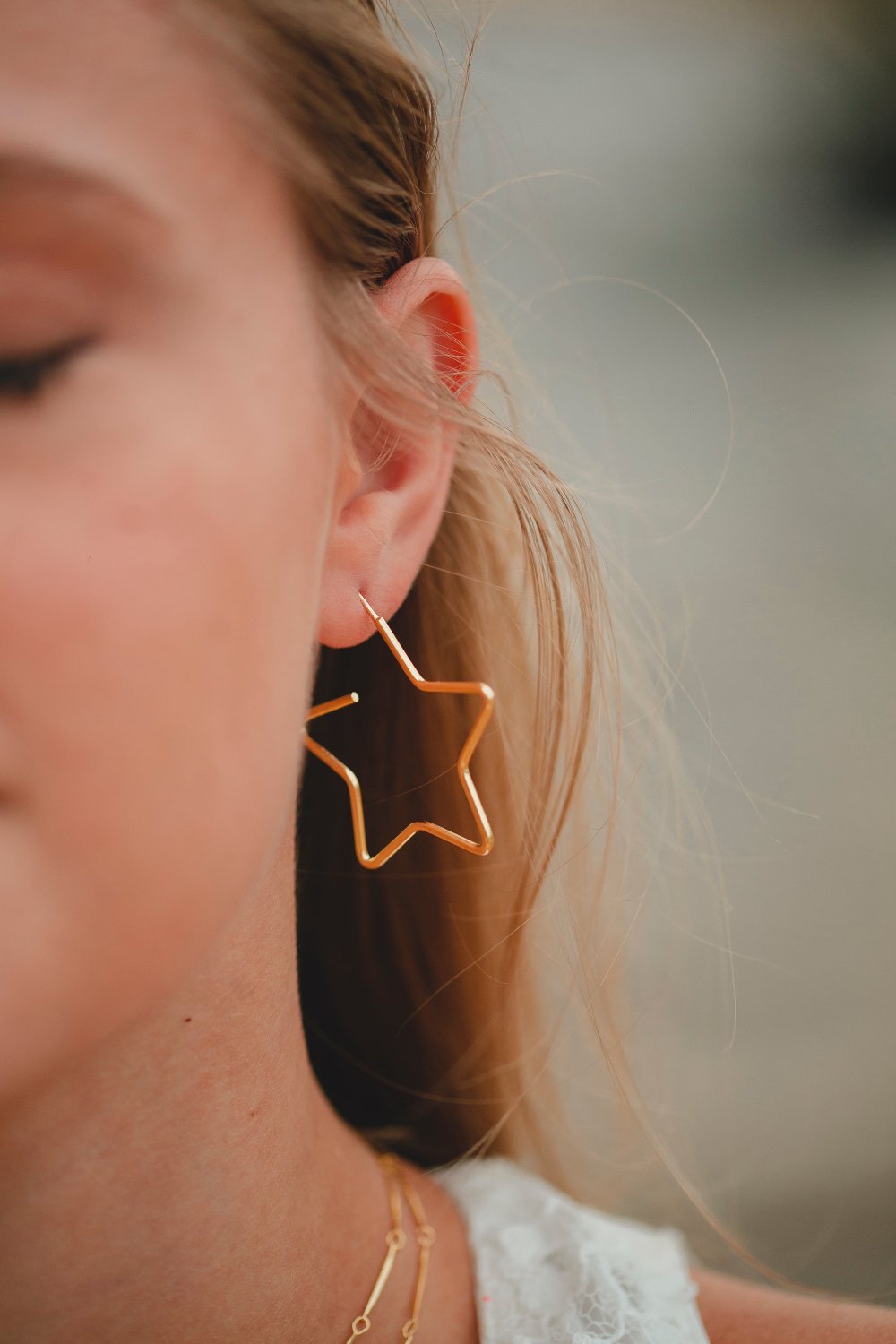 BRINCO ARGOLA ESTRELA GRANDE  FOLHEADO A OURO 18K