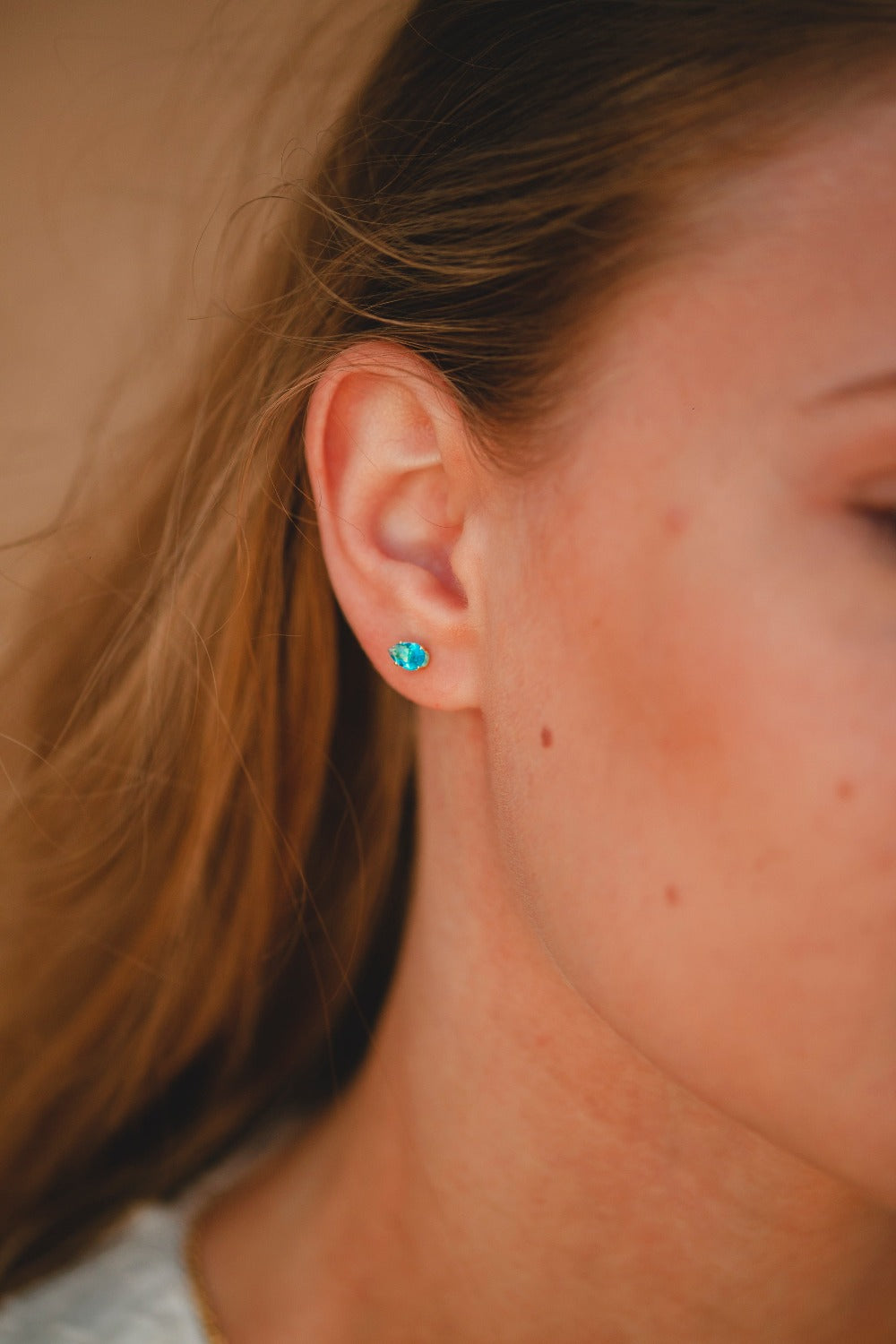 BRINCO GOTA ZIRCÔNIA AZUL FOLHEADO A OURO 18K