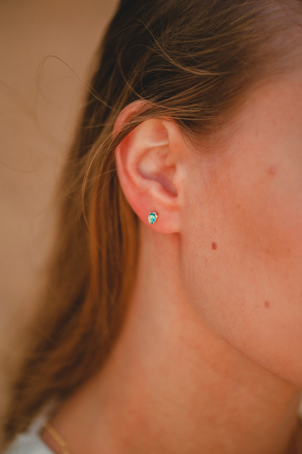 BRINCO PEQUENO GOTA COM ZIRCÔNIA AZUL FOLHEADO A OURO 18K