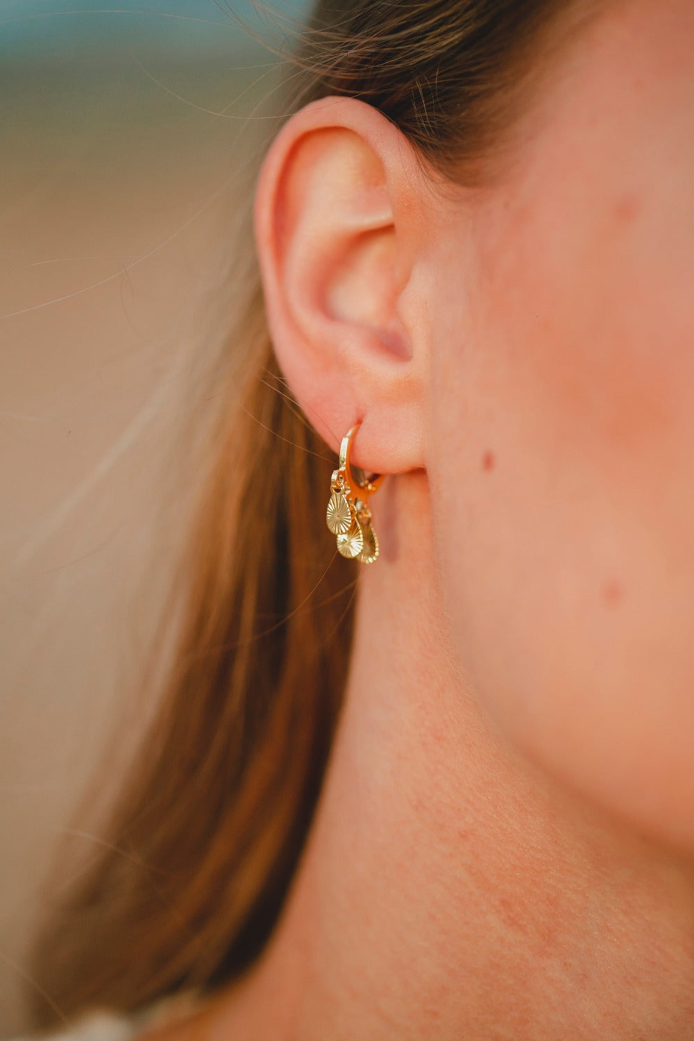 BRINCO ARGOLA COM PÊNDULOS FOLHEADO A OURO 18K