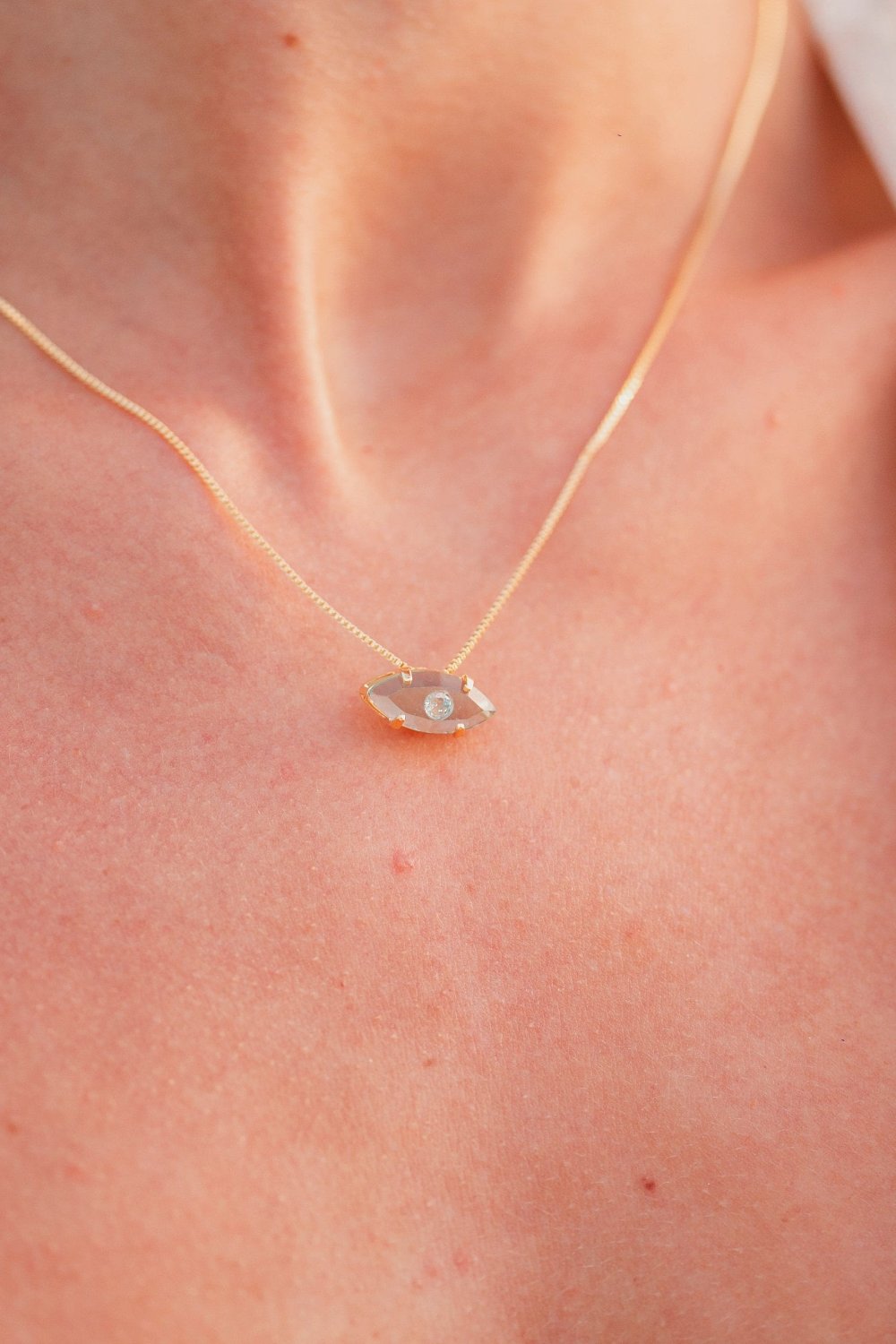 COLAR PEDRA AZUL CLARA COM OLHO GREGO FOLHEADO A OURO 18K