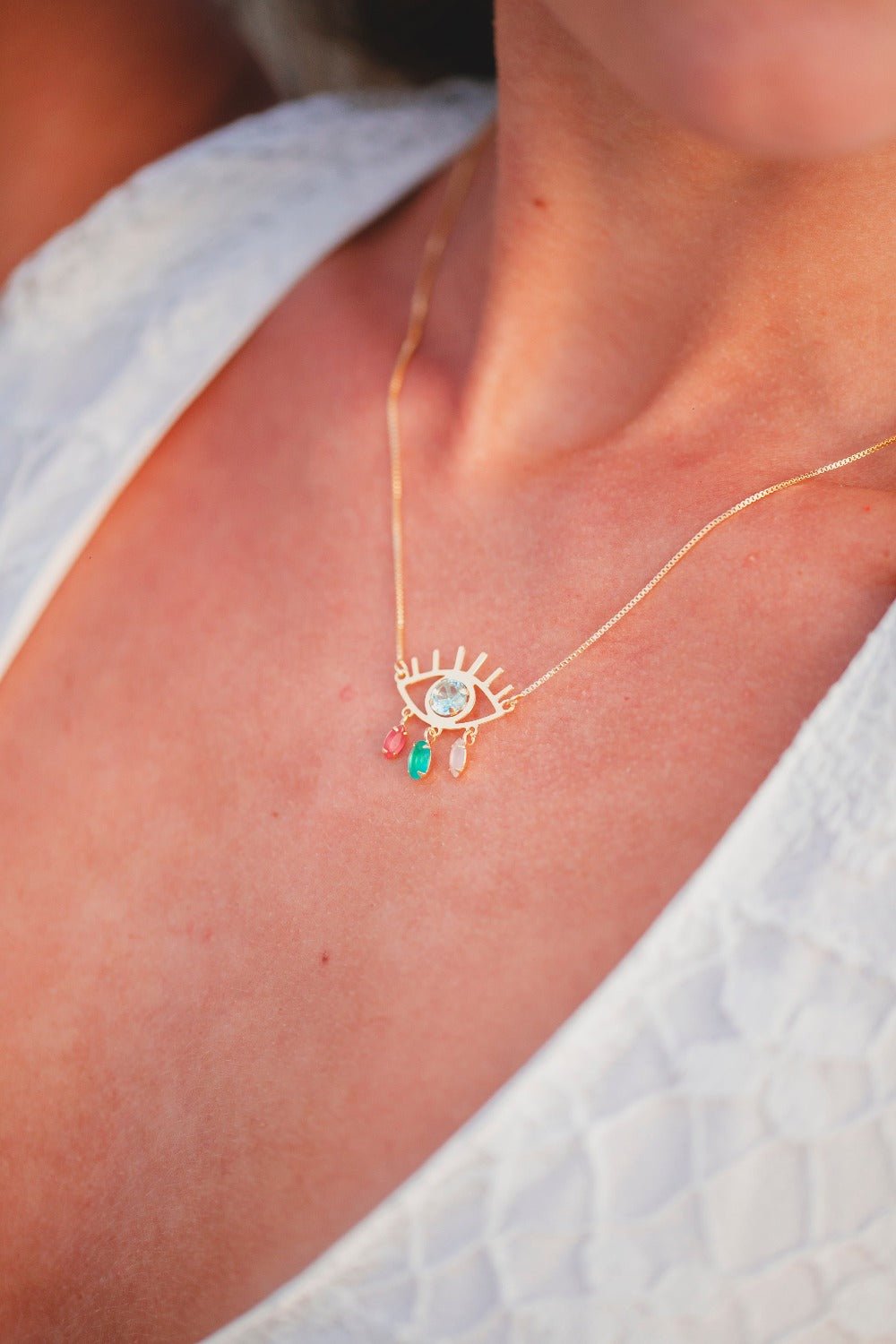 COLAR OLHO COM CILIOS DE PEDRAS COLORIDAS FOLHEADO A OURO 18K