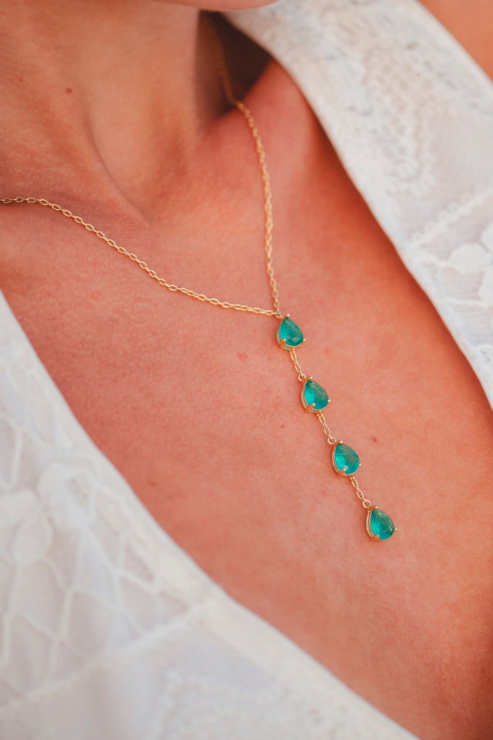 COLAR PEDRAS OVAIS VERDE FOLHEADO A OURO 18K