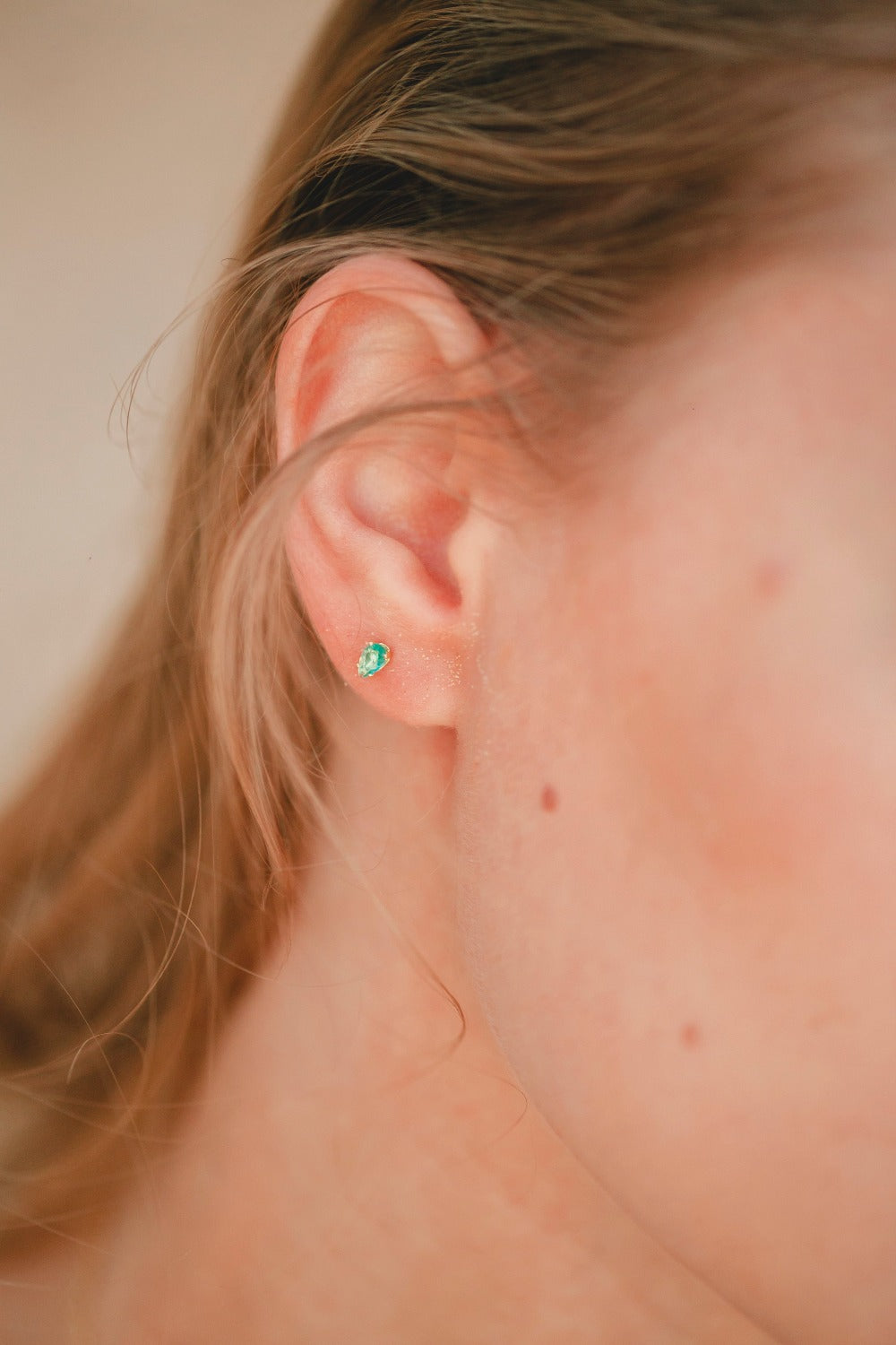 BRINCO GOTA ZIRCÔNIA VERDE FOLHEADO A OURO 18K