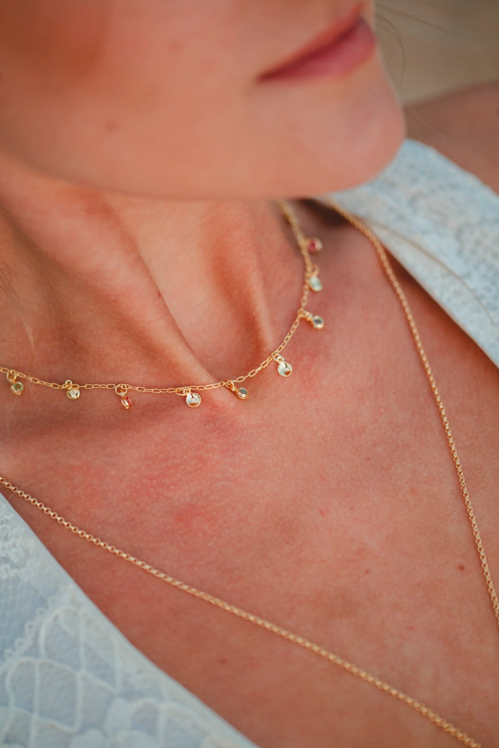 CHOKER COM PINGENTES COLORIDOS FOLHEADO A OURO 18K