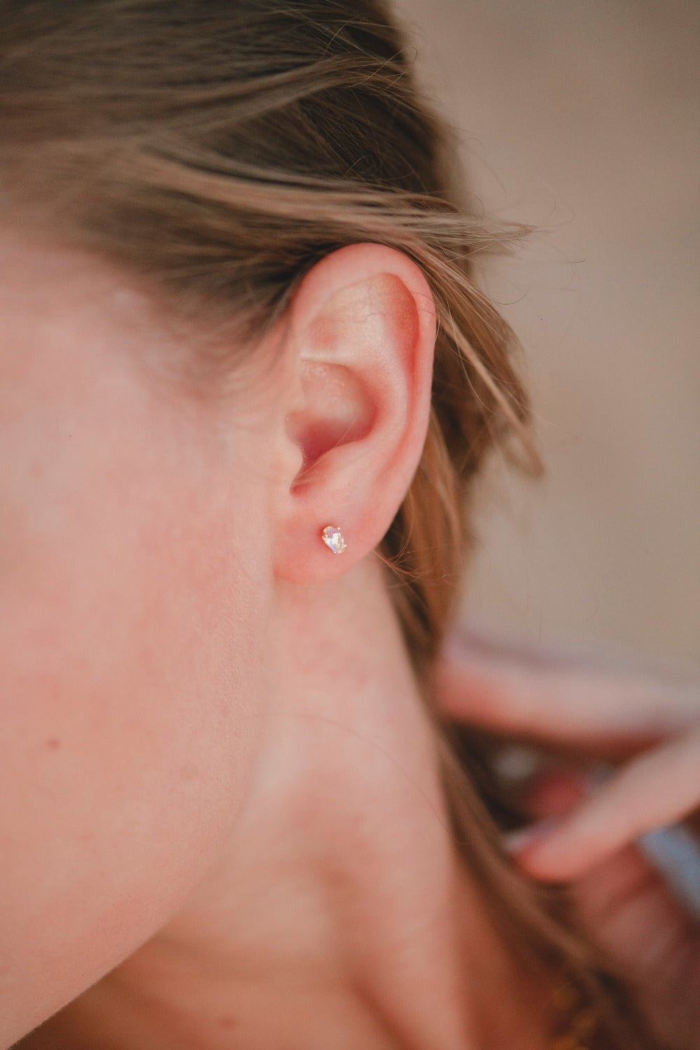 BRINCO PEQUENO GOTA COM ZIRCÔNIA ROSA FOLHEADO A OURO 18K