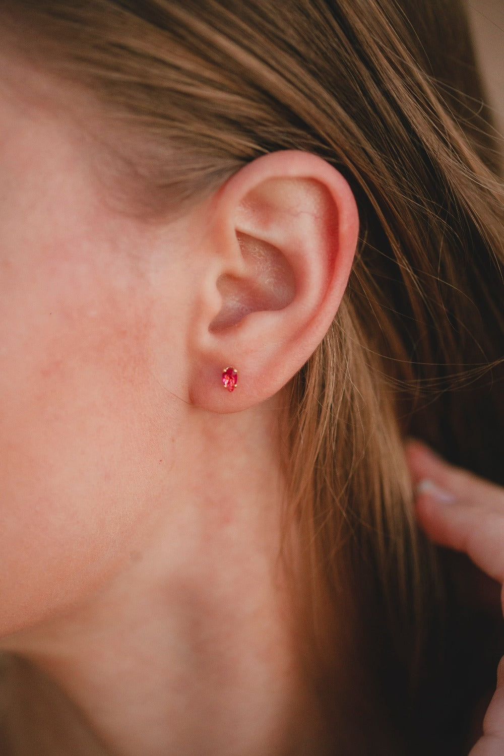 BRINCO PEQUENO GOTA COM ZIRCÔNIA PINK FOLHEADO A OURO 18K