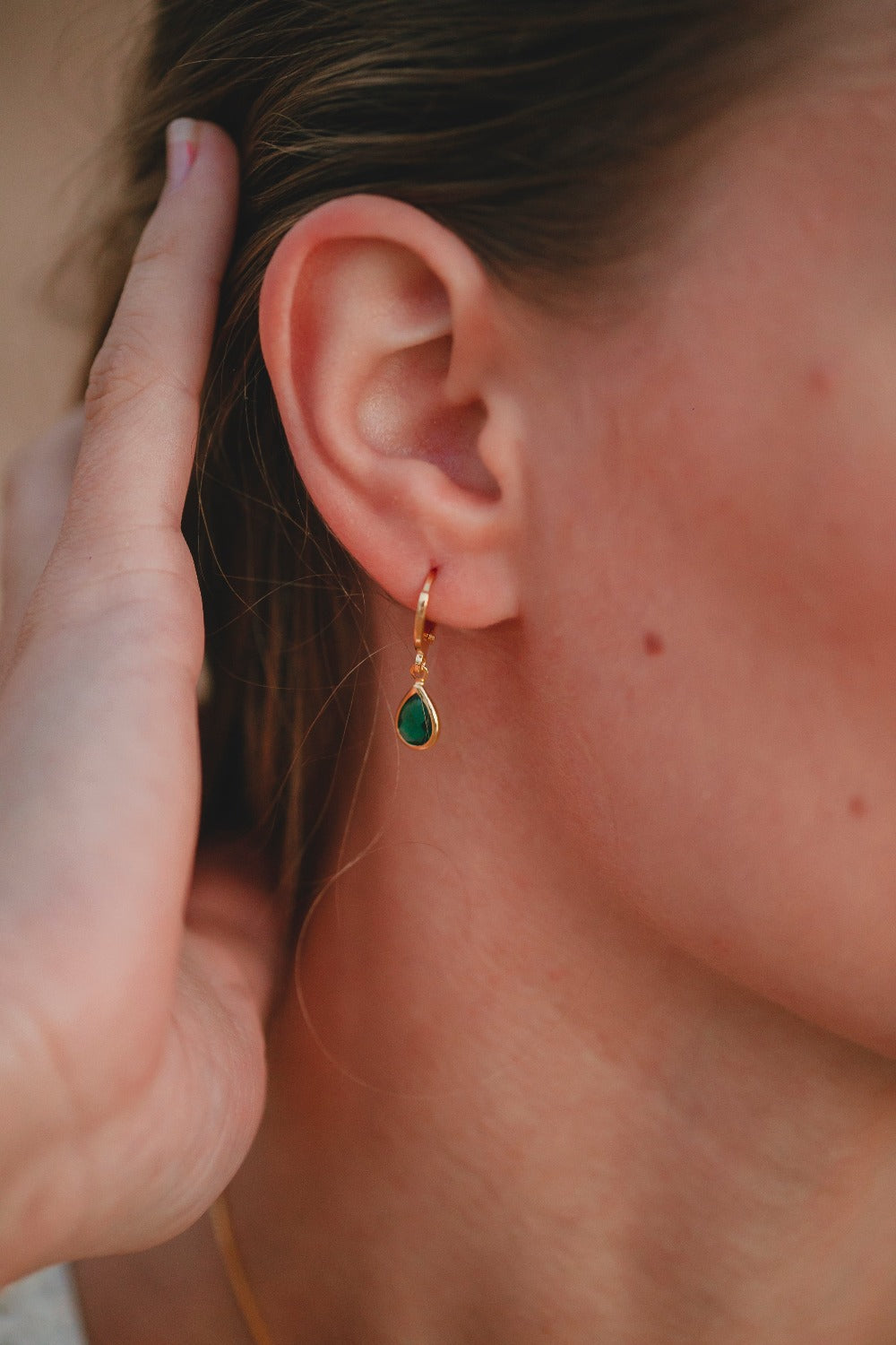 BRINCO ARGOLA COM ZIRCÔNIA VERDE FOLHEADO A OURO 18K