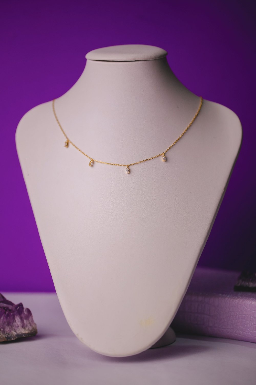 COLAR COM DETALHES EM ZIRCONIA FOLHEADO A OURO 18K