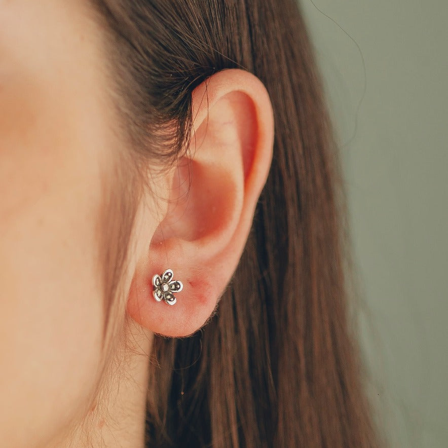 BRINCO DE PRATA ENVELHECIDA FLOR COM DETALHES EM MARCASSITA