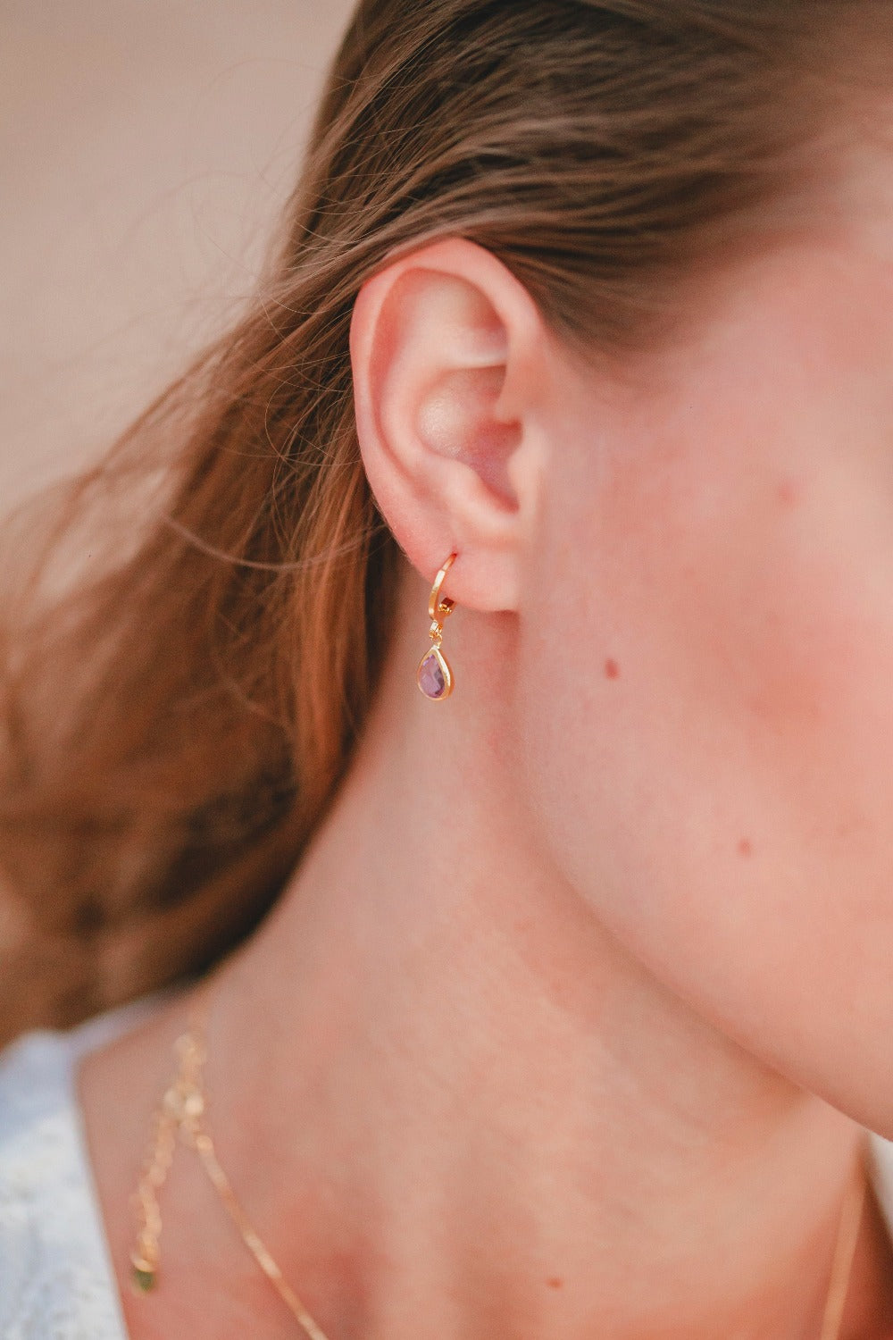 BRINCO ARGOLA COM ZIRCÔNIA LILAS FOLHEADO A OURO 18K