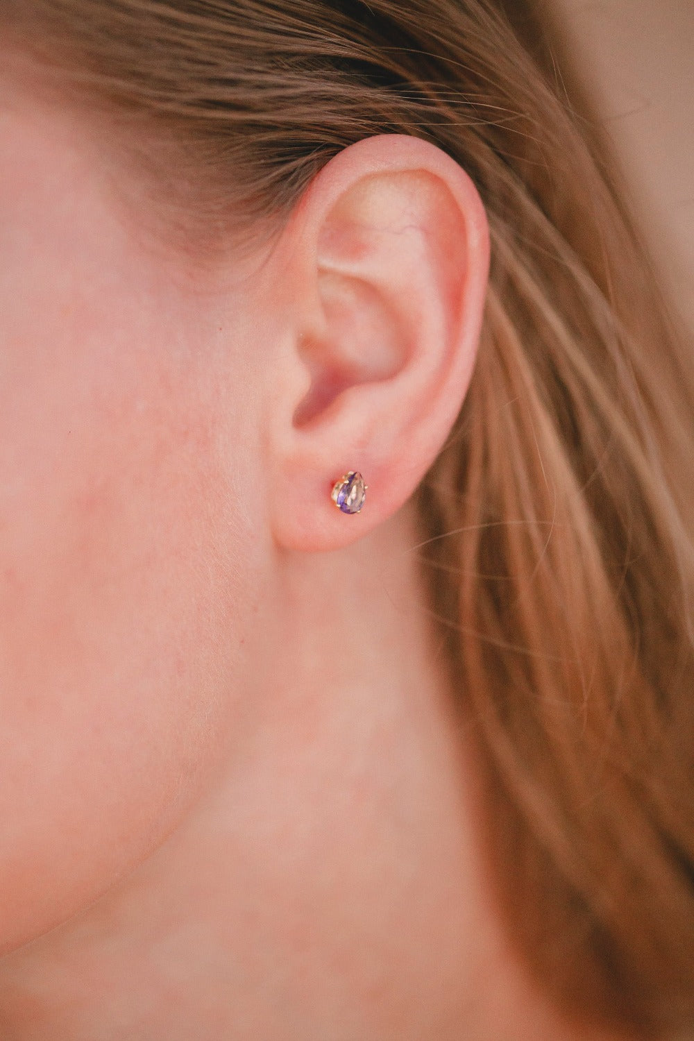 BRINCO GOTA ZIRCÔNIA LILAS FOLHEADO A OURO 18K