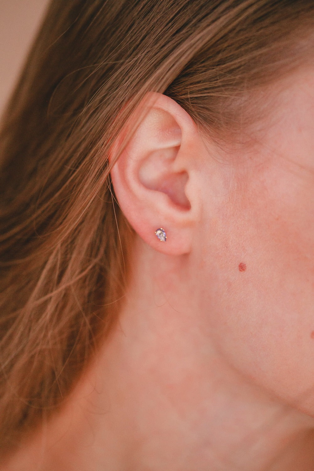 BRINCO PEQUENO GOTA COM ZIRCÔNIA LILAS FOLHEADO A OURO 18K