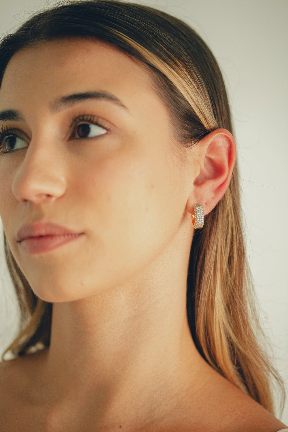 BRINCO DE ARGOLA CLASSICA GRANDE CRAVEJADA DE ZIRCONIA FOLHEADA A OURO 18K