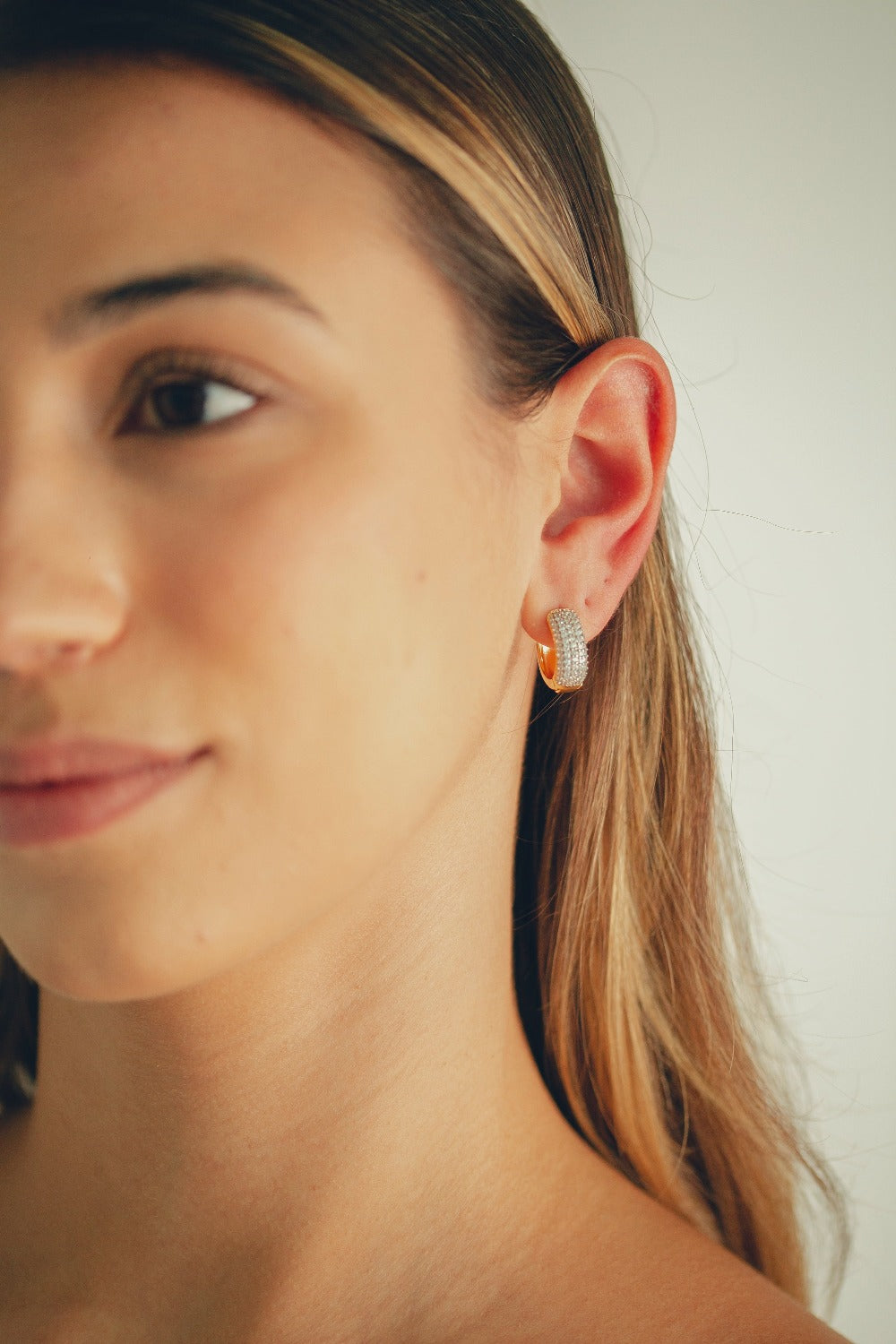 BRINCO DE ARGOLA CLASSICA MEDIA CRAVEJADA DE ZIRCONIA FOLHEADA A OURO 18K