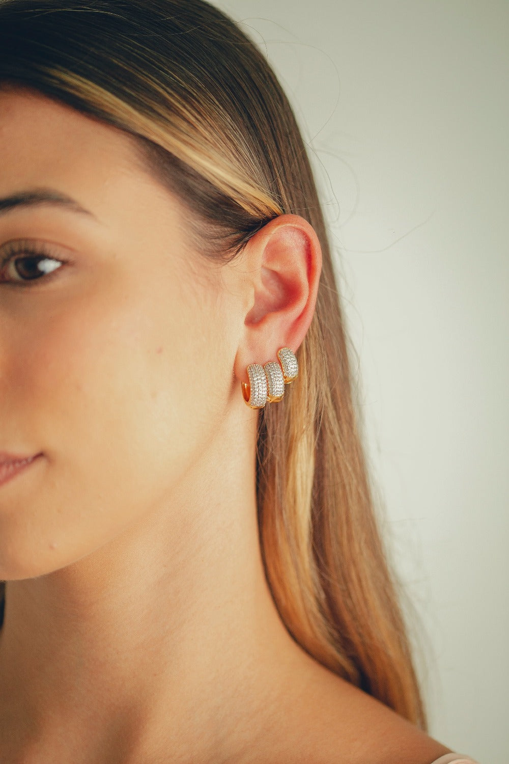 BRINCO DE ARGOLA CLASSICA PEQUENA CRAVEJADA DE ZIRCONIA FOLHEADA A OURO 18K