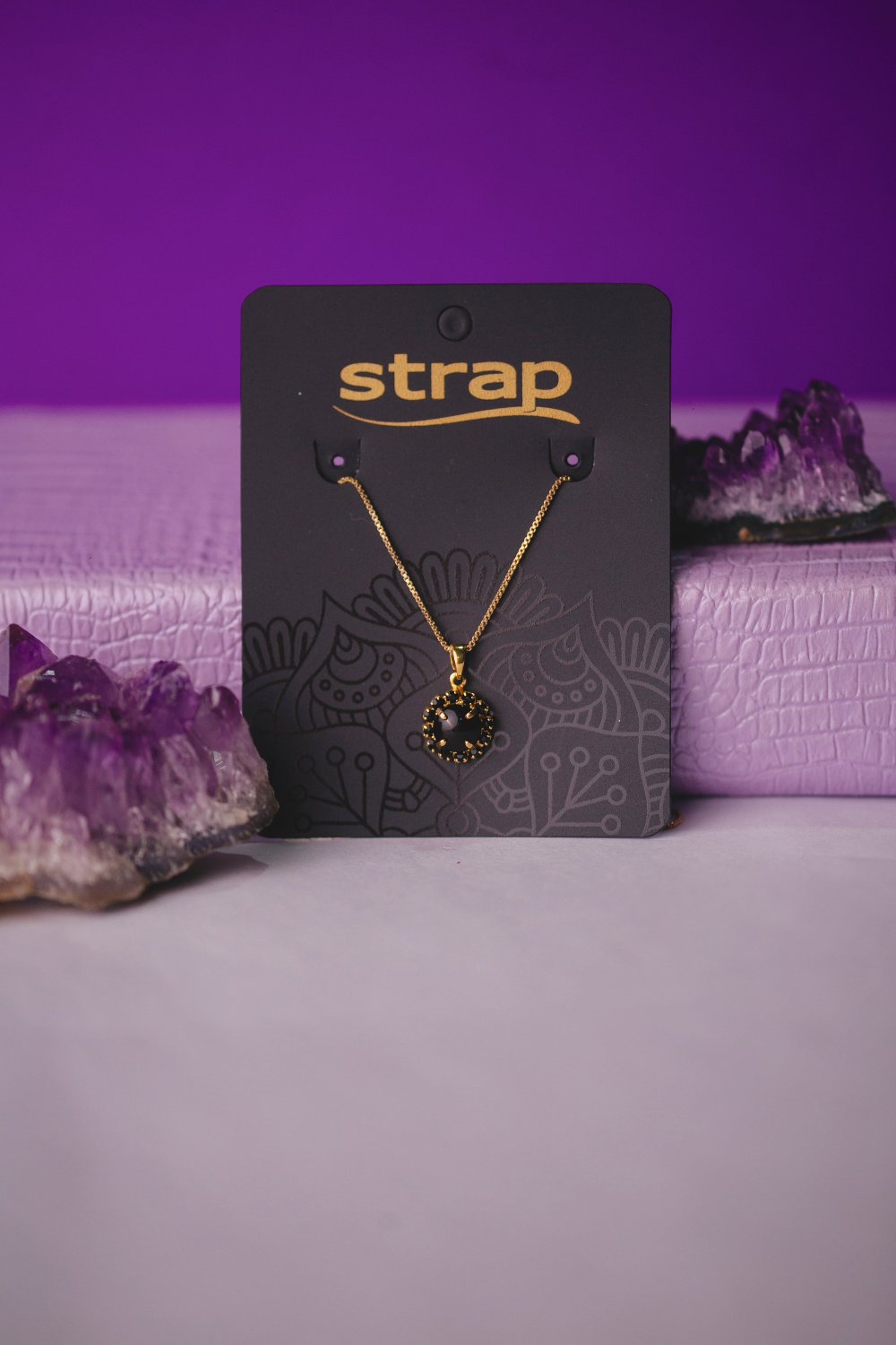 COLAR PEDRA PRETA FOLHEADO A OURO 18K