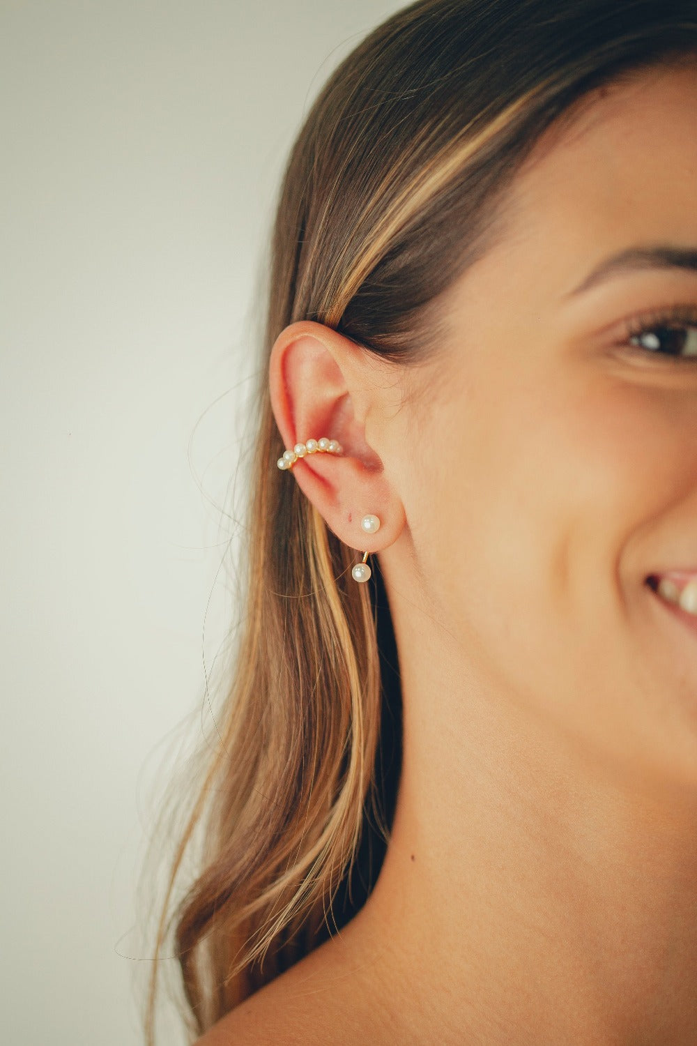 BRINCO EAR JACKET DE PEROLA PEQUENO FOLHEADO A OURO 18K