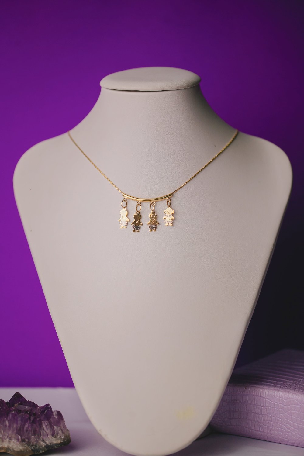 COLAR TRÊS MENINOS E UMA MENINA FOLHEADO A OURO 18K