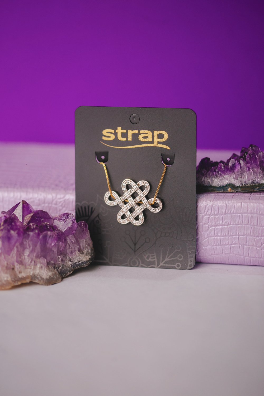 COLAR TRANÇADO CRAVEJADO FOLHEADO A OURO 18K