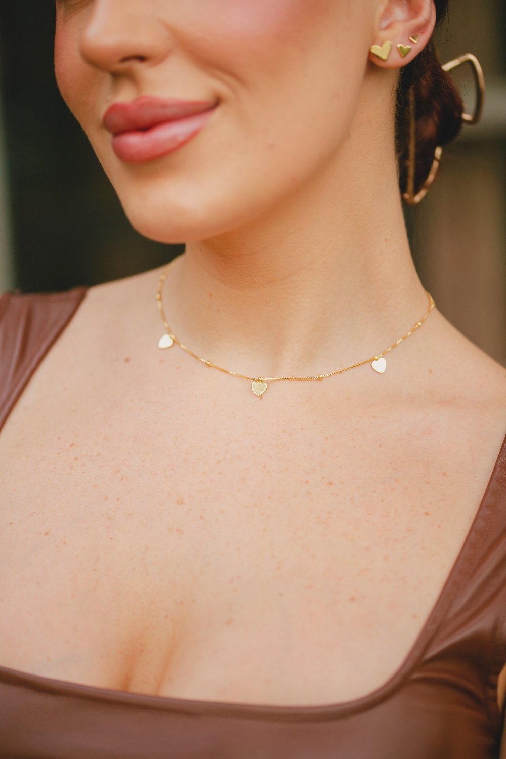 COLAR CHOKER COM BOLAS PEQUENAS E CORAÇÕES FOLHEADO A OURO 18K