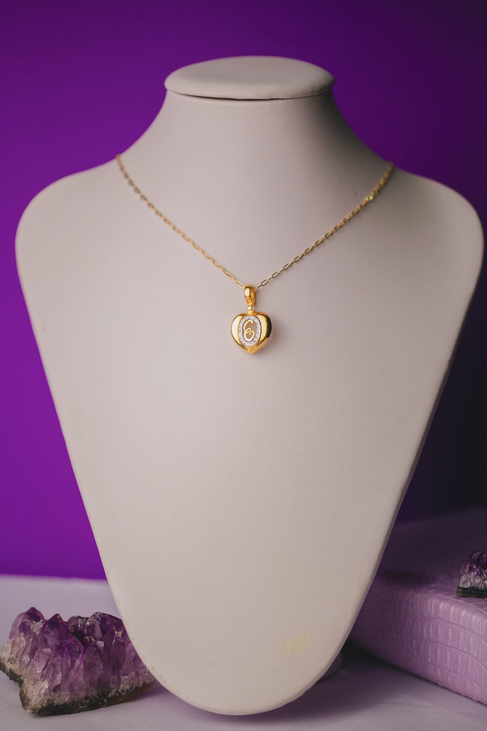 COLAR RELICÁRIO CORAÇÃO LETRA "E" FOLHEADO A OURO 18K