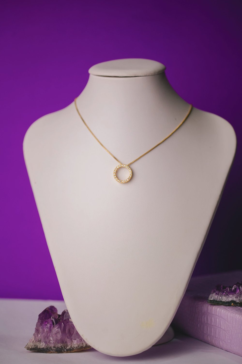 COLAR CIRCULO CRAVEJADO FOLHEADO A OURO 18K