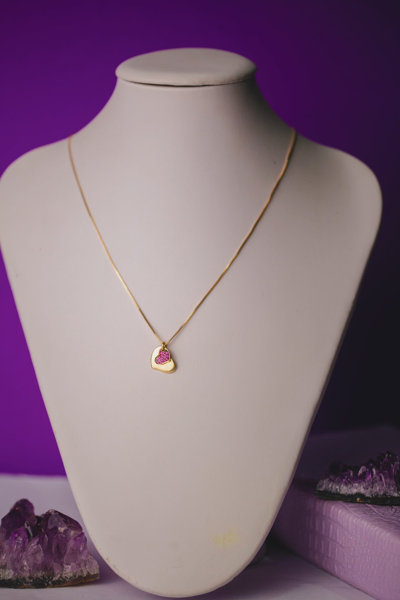 COLAR CORAÇÃO LISO E CRAVEJADO ROXO FOLHEADO A OURO 18K