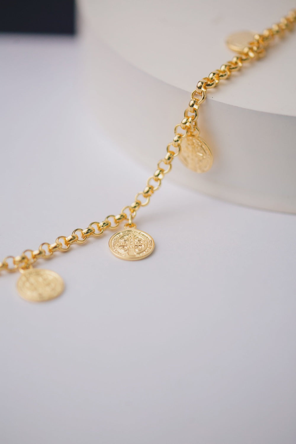 PULSEIRA VARIAS MEDALHAS E ELO PORTUGUES FOLHEADA A OURO 18K