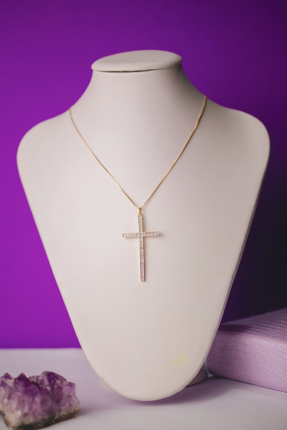 COLAR CRUZ CRAVEJADA FOLHEADO A OURO 18K