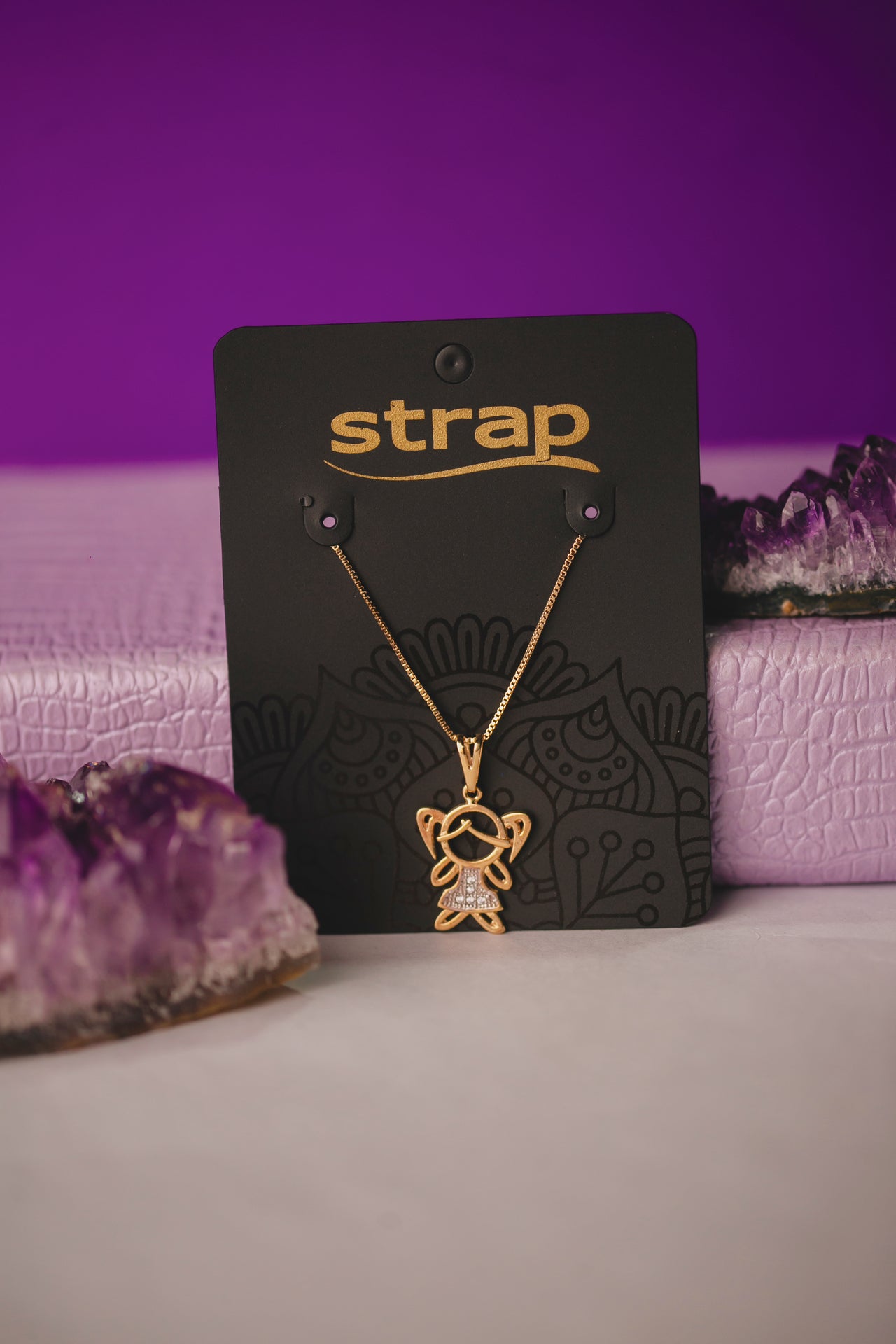 COLAR MENINA VAZADA E CRAVEJADA FOLHEADO A OURO 18K