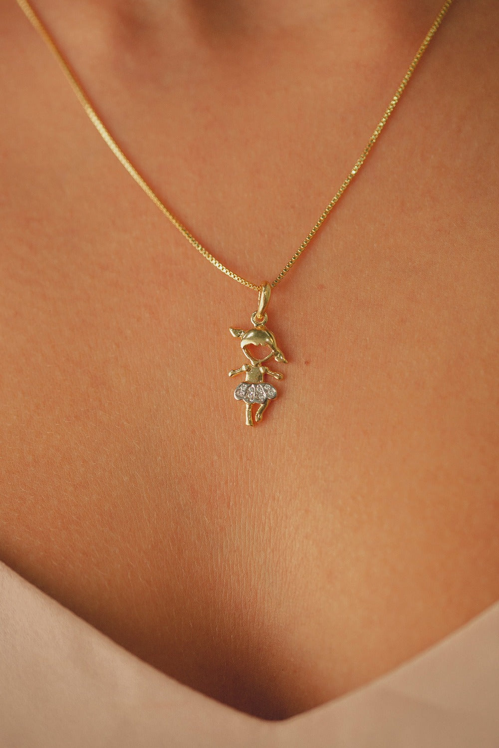 COLAR COM PINGENTE DE MENINA CRAVEJADO DE ZIRCÔNIAS FOLHEADO A OURO 18K