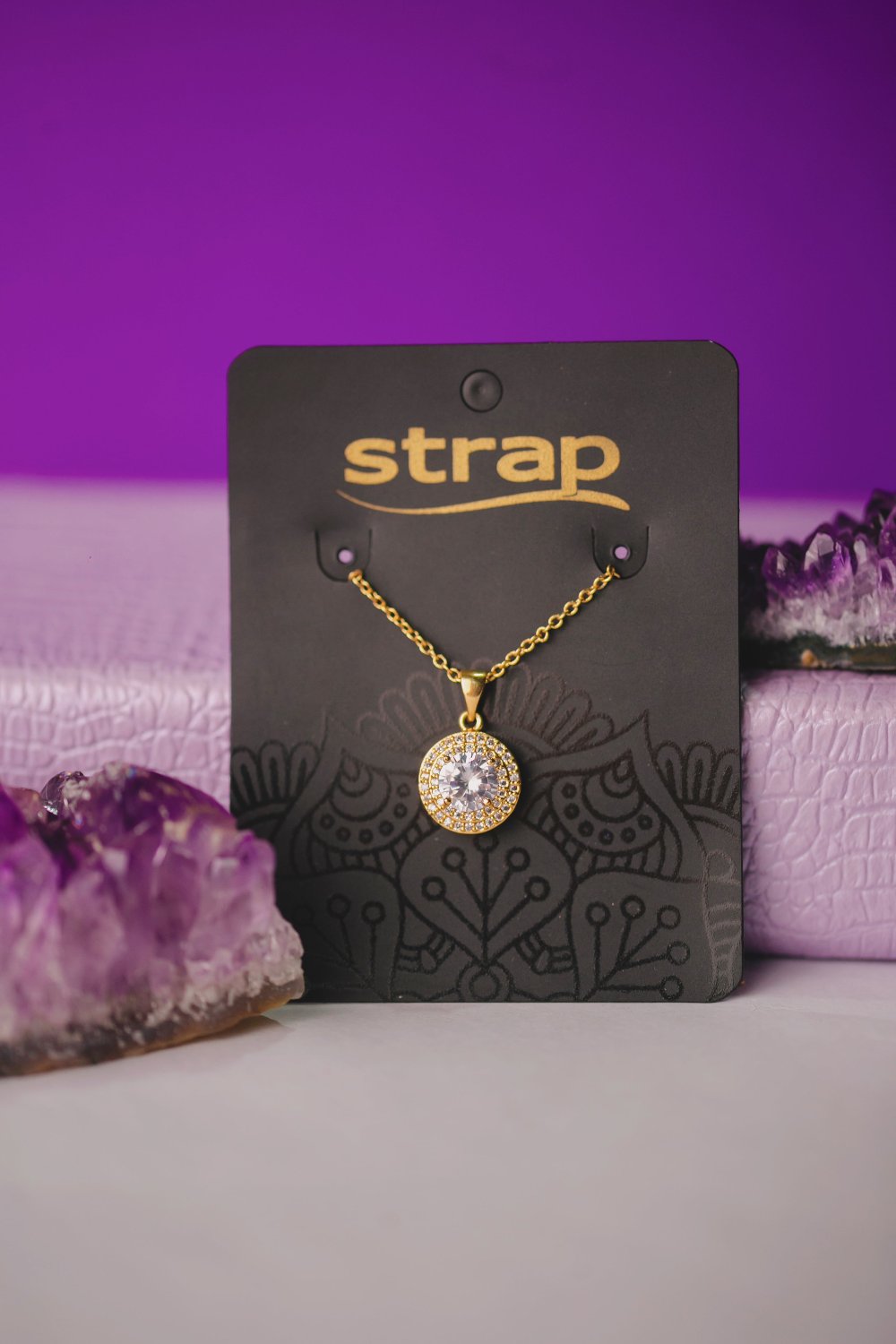 COLAR REDONDO COM PEDRA CRAVEJADO FOLHEADO A OURO 18K