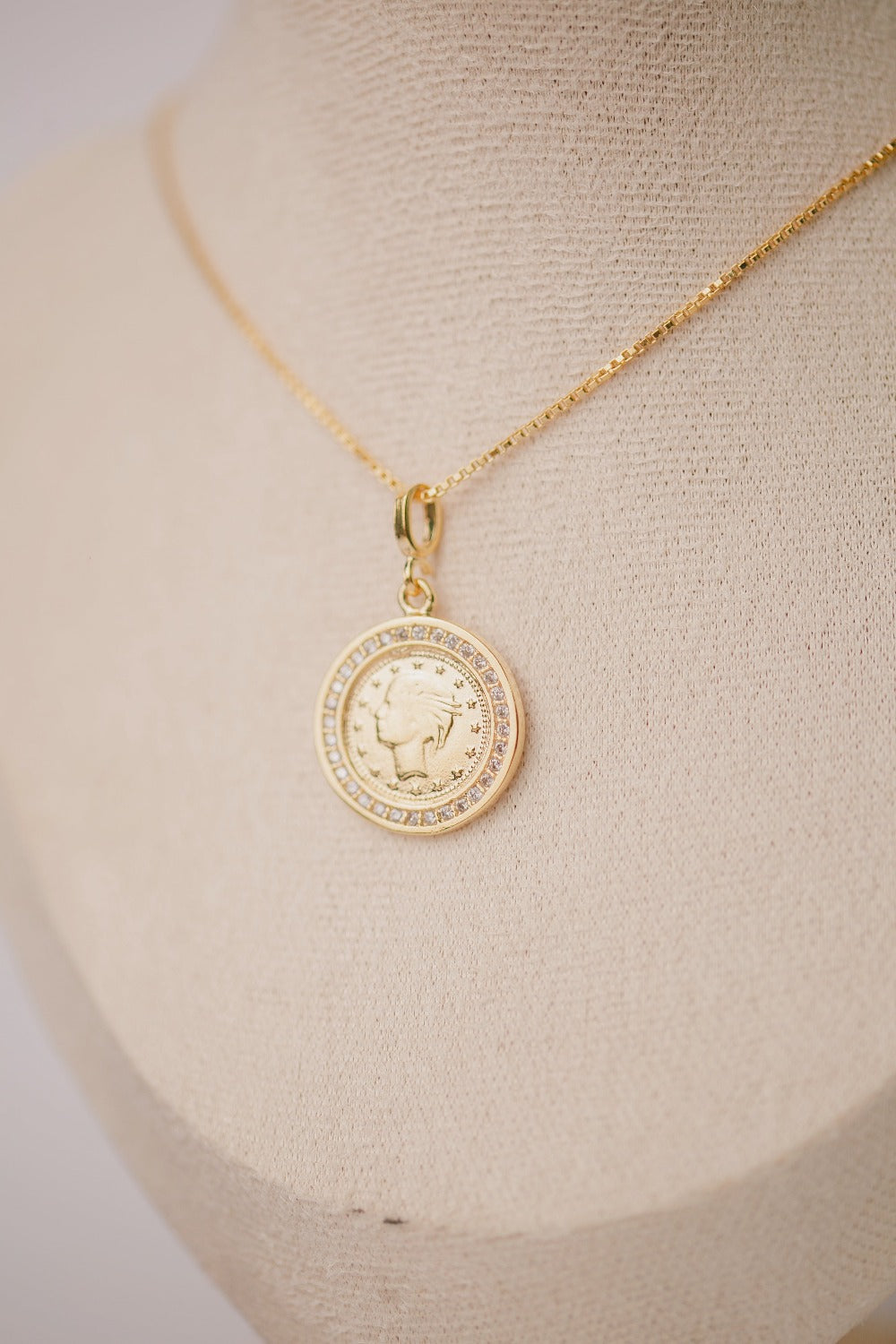 COLAR MOEDA CRAVEJADA DE ZIRCONIA FOLHEADO A OURO 18K
