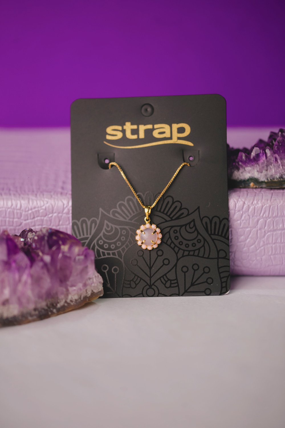 COLAR COM PEDRAS ROSA FOLHEADO A OURO 18K