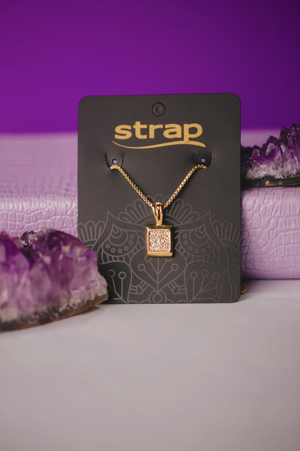 COLAR QUADRADO CRAVEJADO FOLHEADO A OURO 18K