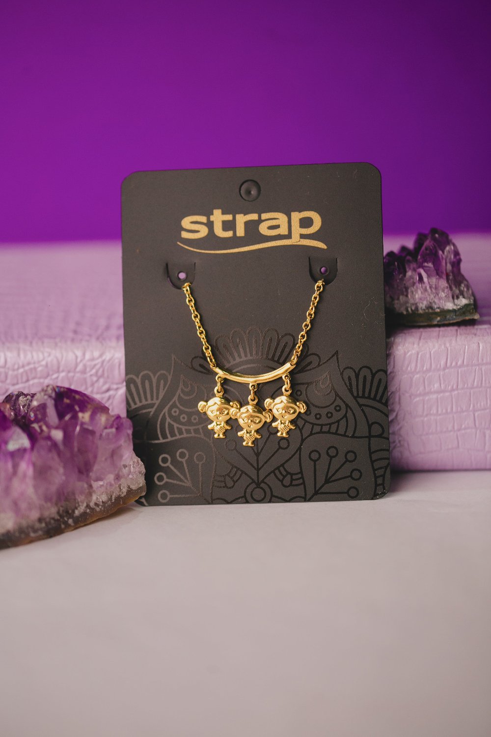 COLAR TRÊS MENINAS FOLHEADO A OURO 18K